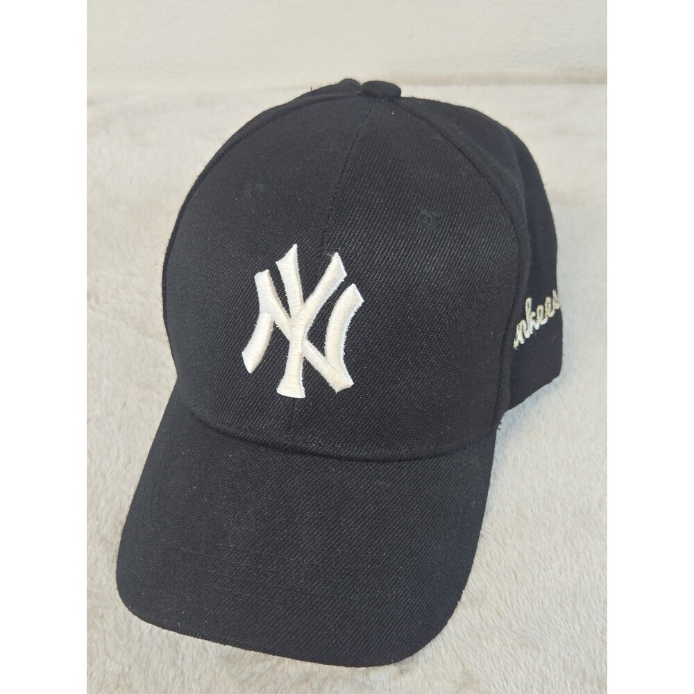 New York Yankee Black And White Snap Back Ball Cap New